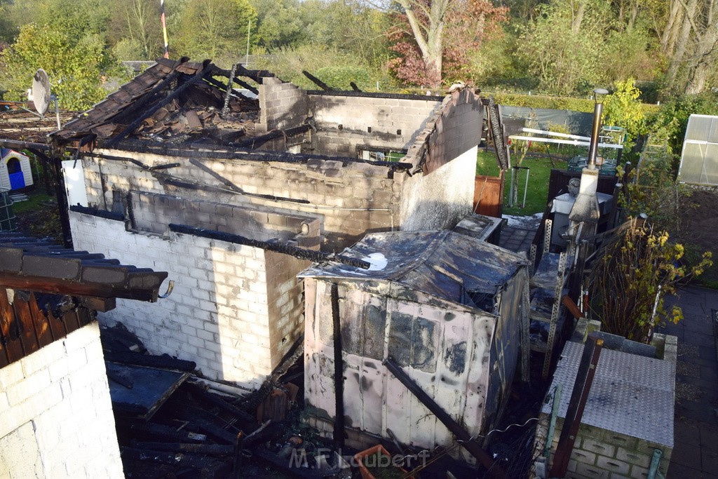 Feuer 1 brannten 3 Lauben Koeln Fuehlingen Kriegerhofstr P091.JPG - Miklos Laubert